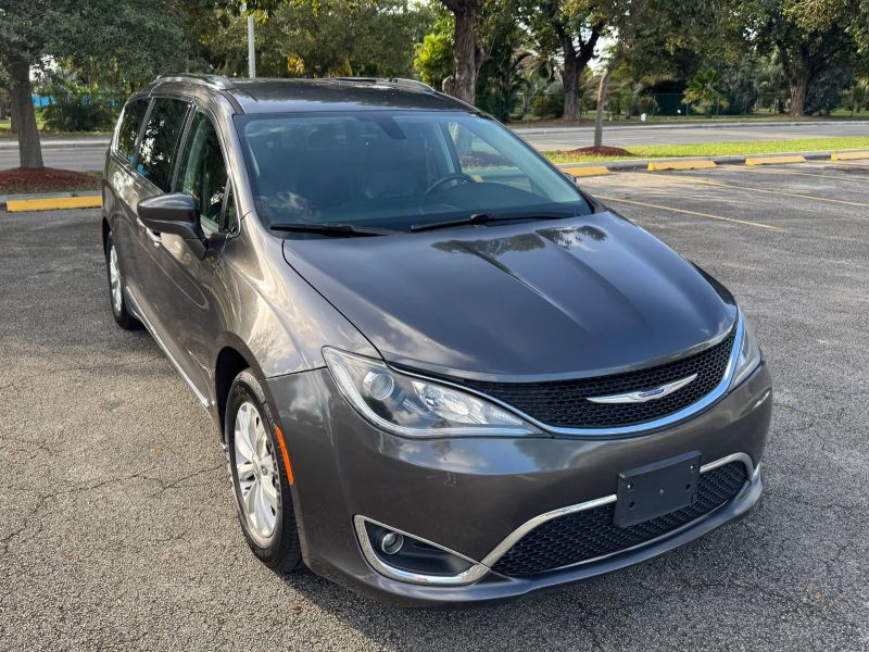 Chrysler Pacifica Touring L for rent