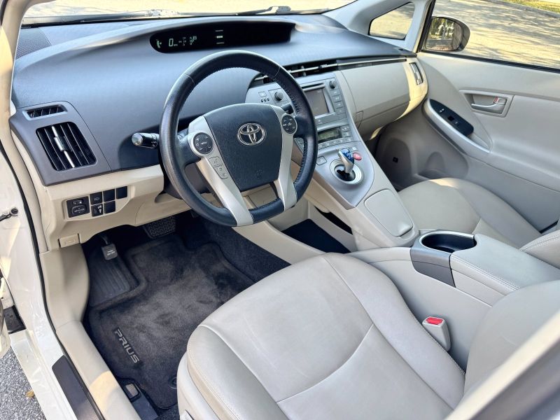 Toyota Prius Five pic #4916