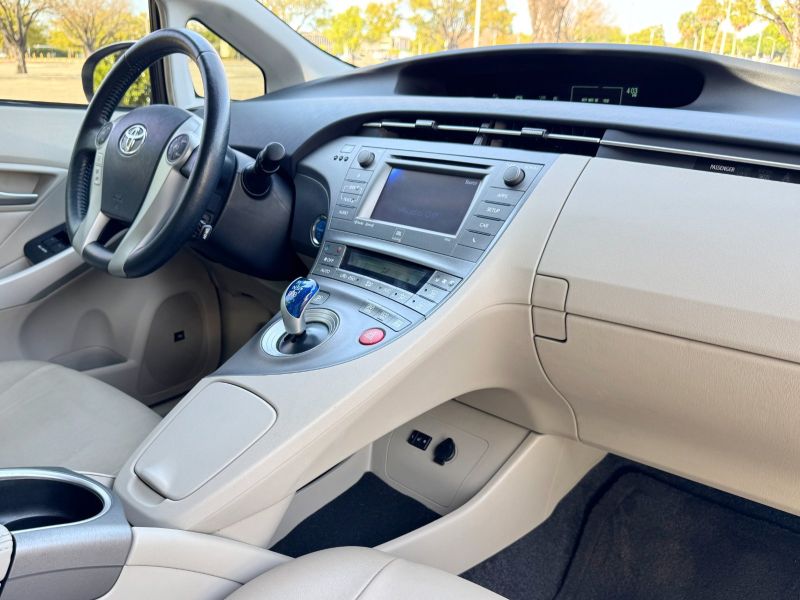 Toyota Prius Five pic #4921