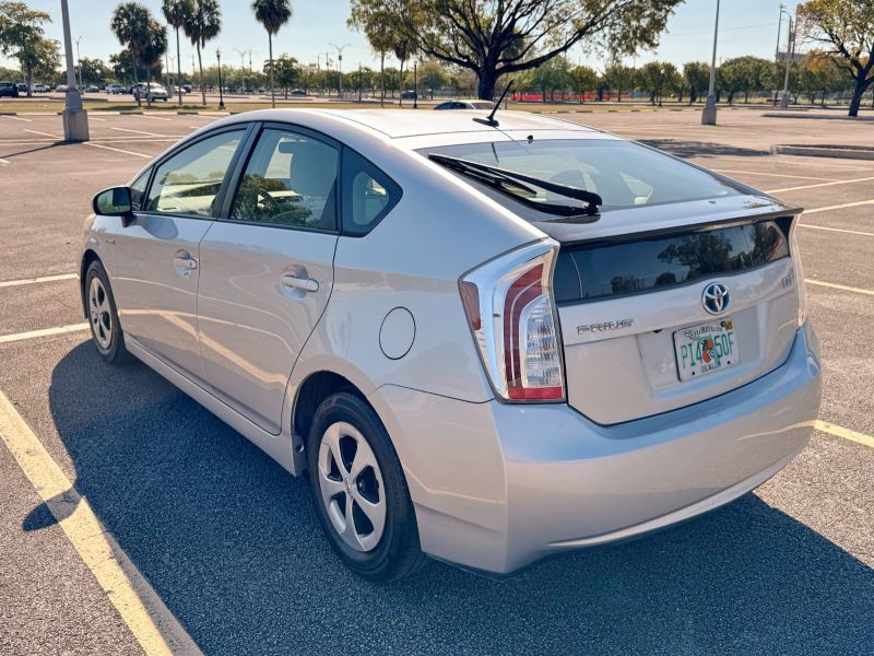 Toyota Prius Three pic #5022