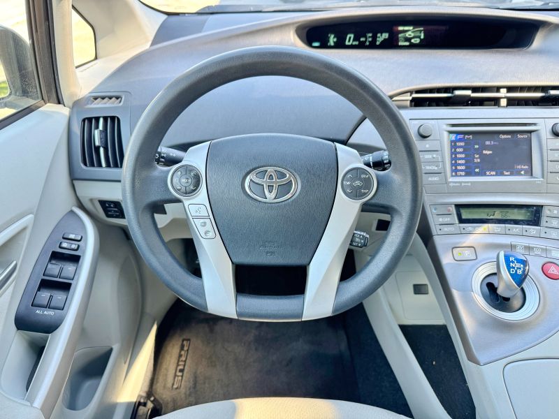Toyota Prius Three pic #5030