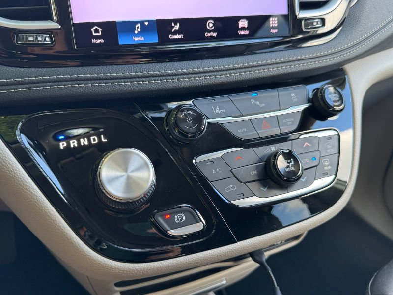 Chrysler Pacifica Hybrid pic #5231