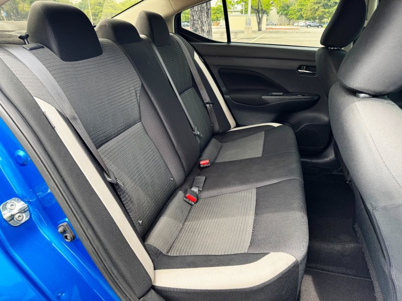 Nissan Versa SV pic #5351