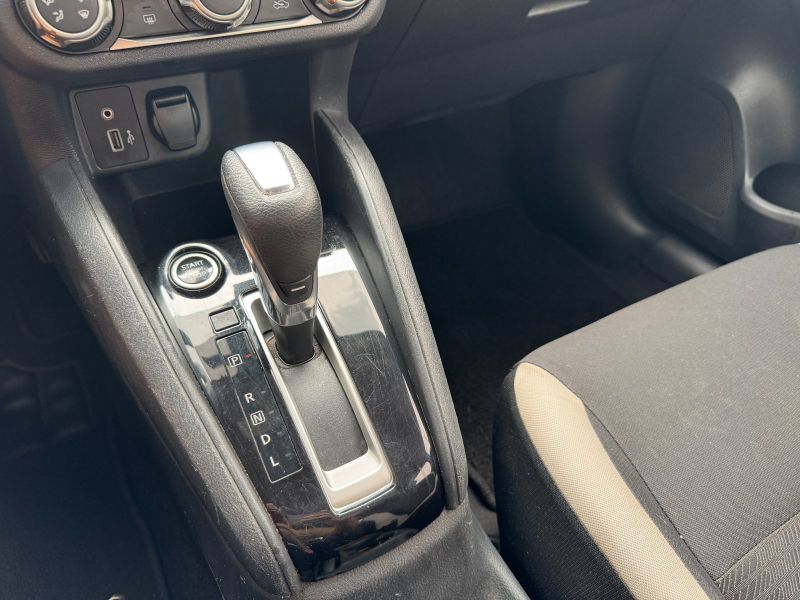 Nissan Versa SV pic #5360