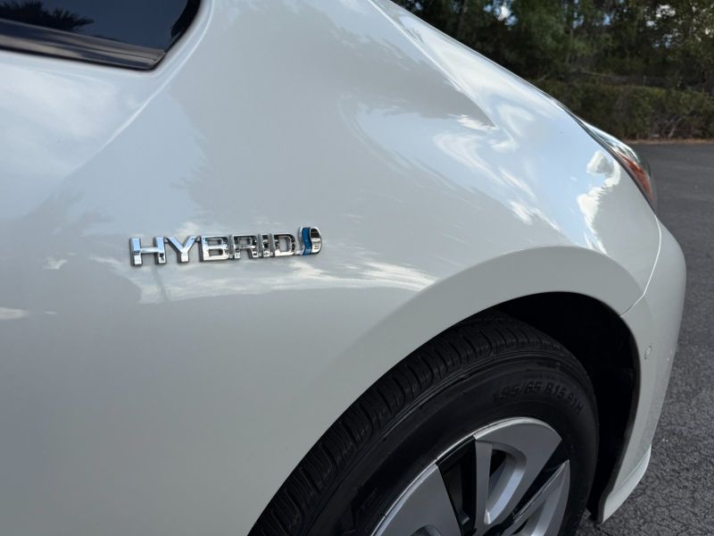 Toyota Prius Two pic #5574