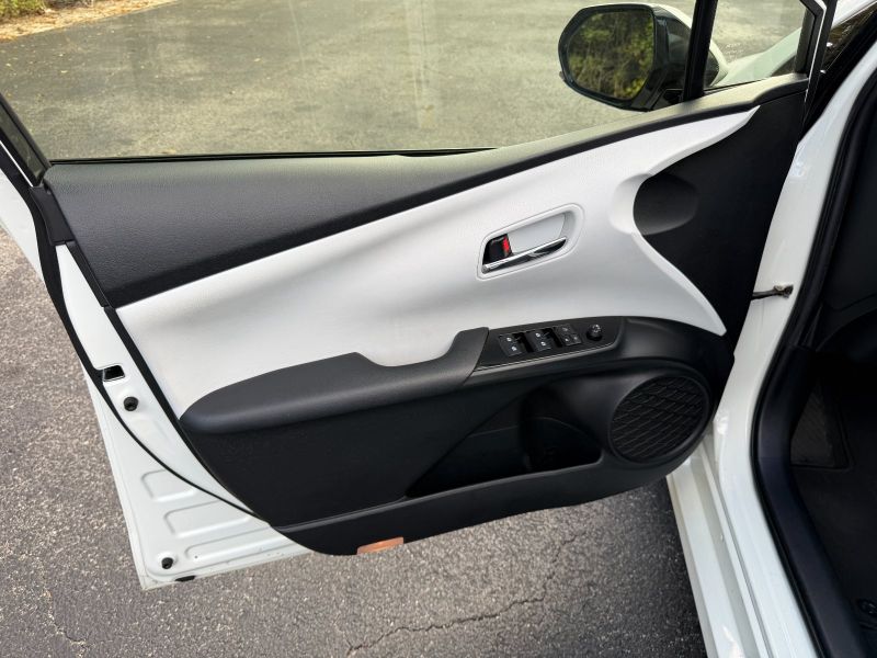 Toyota Prius Two pic #5576