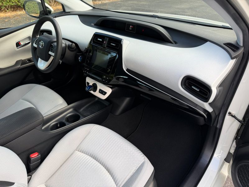 Toyota Prius Two pic #5582