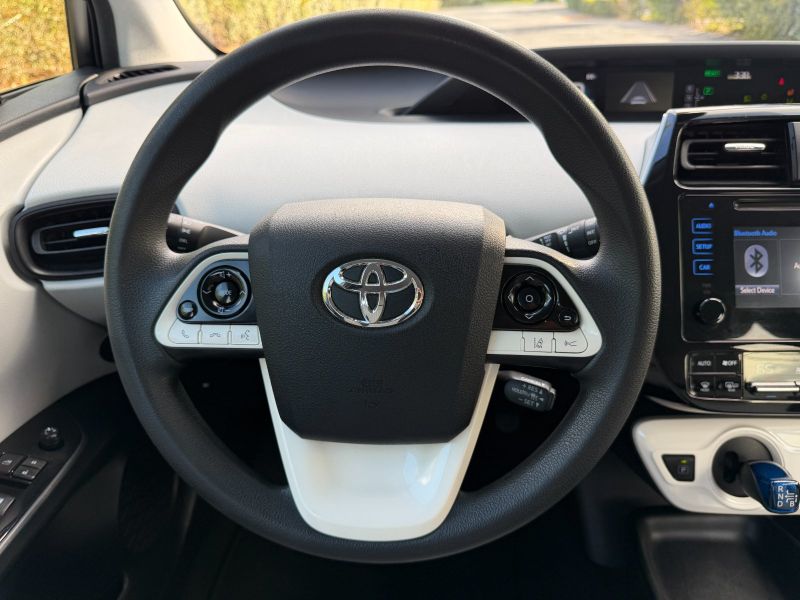 Toyota Prius Two pic #5585