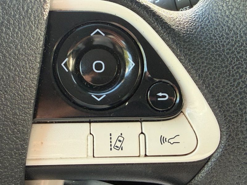 Toyota Prius Two pic #5587