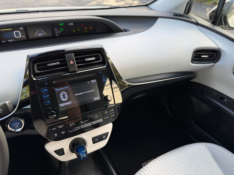 Toyota Prius Two pic #5593