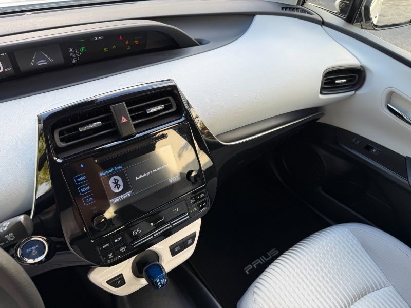 Toyota Prius Two pic #5596