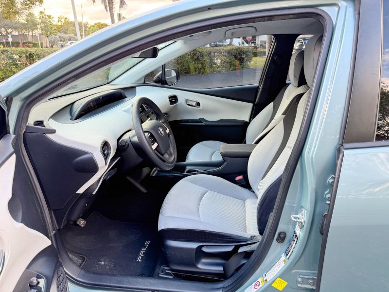 Toyota Prius Four pic #5823