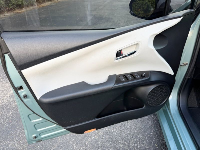 Toyota Prius Four pic #5824