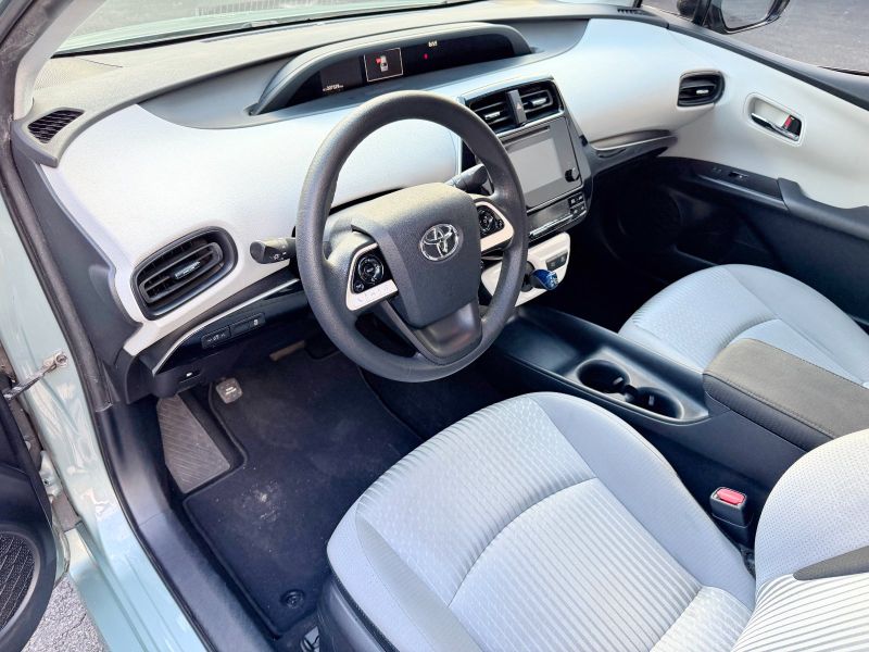 Toyota Prius Four pic #5825