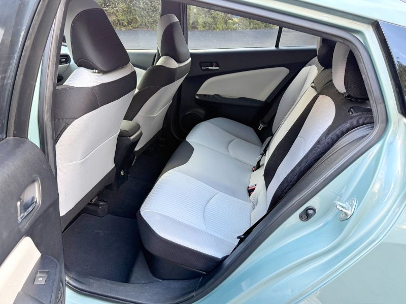 Toyota Prius Four pic #5826