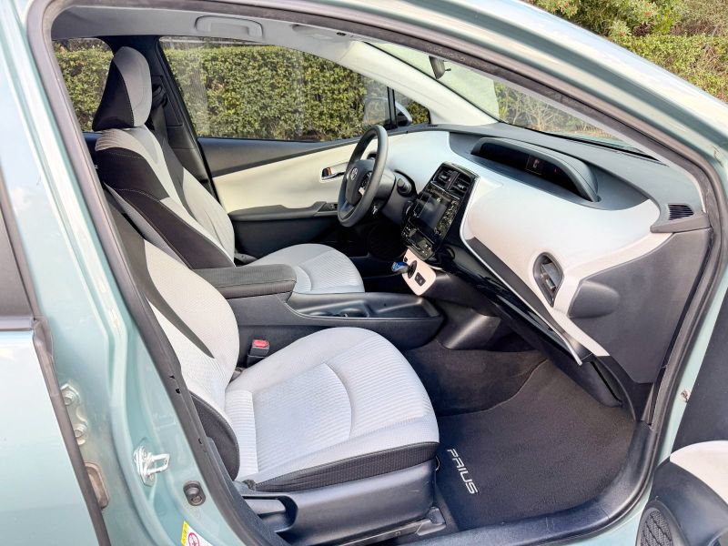 Toyota Prius Four pic #5831