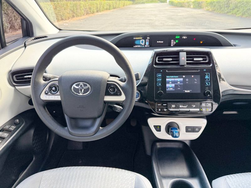 Toyota Prius Four pic #5835