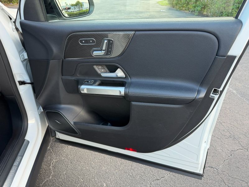 Mercedes-Benz GLB 250 pic #5870